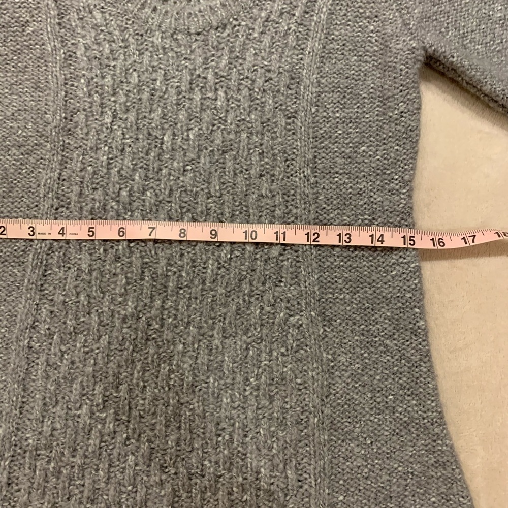 Form Flattering Short Sleeved Sweater - Picture 10 of 15